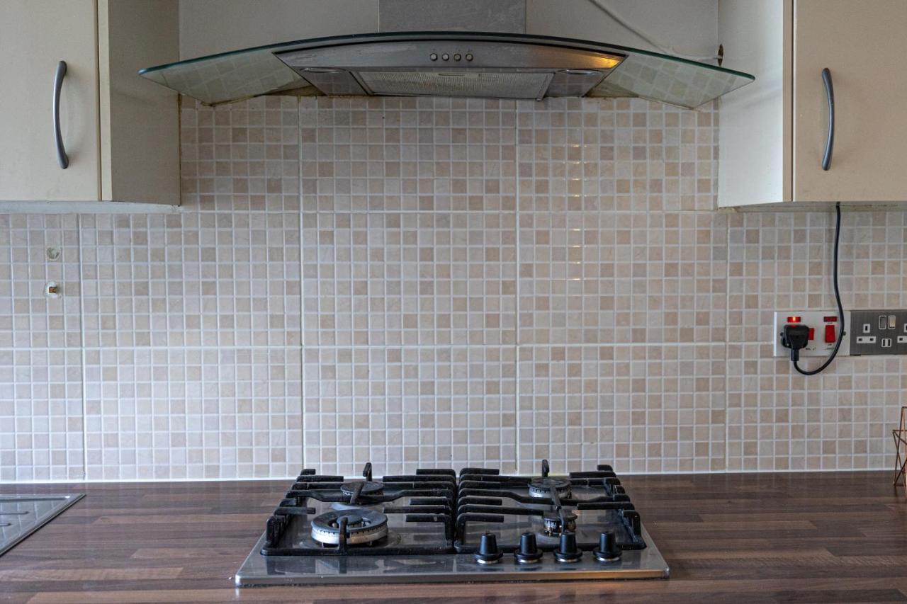 - 4 Bed - Sleeps 8 - Garden - Pet Friendly Ferienhaus *