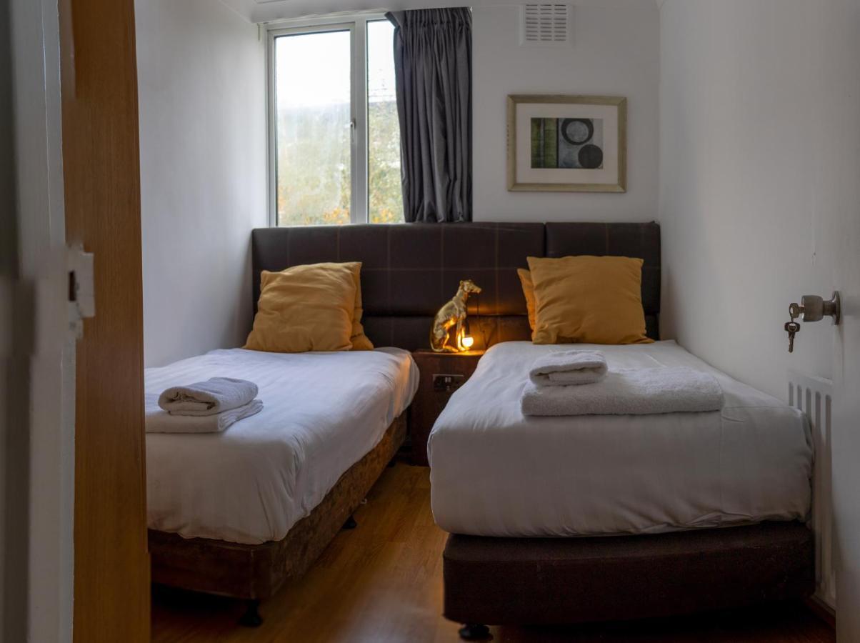 Ferienhaus - 4 Bed - Sleeps 8 - Garden - Pet Friendly