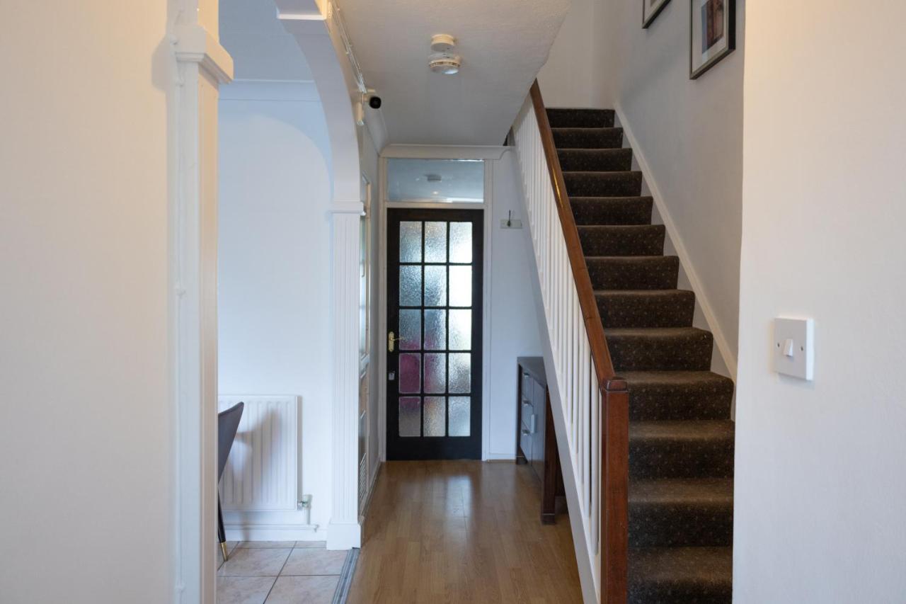 Ferienhaus - 4 Bed - Sleeps 8 - Garden - Pet Friendly *